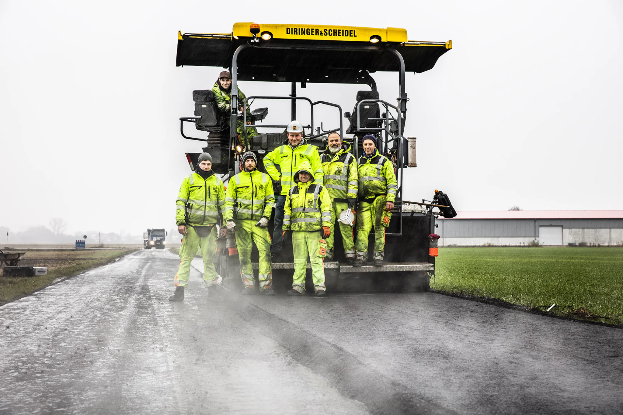 Asphaltbau-Team bei der Arbeit